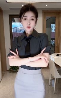 气质小姐姐「一棵小草」性感穿搭居家浅跳 配文:拿下姐 姐百变