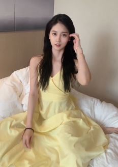 漂亮空姐「妞妞」酒店玩晒被子变装 配文：换个地方吃喝拉撒