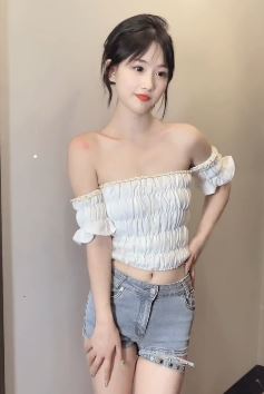 成都小姐姐「欣睿阿」抹胸+热裤性感出镜很迷人 网友:好看的皮囊随处可见,有趣的灵魂独此一佳!