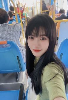 甜美小姐姐「大甜」分享公交车上随拍,迷人笑容很治愈