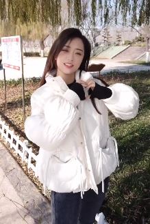 三妮阿姨:每天只做两件事,呼吸与想你!网友:氧气美女!