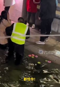 男子脚底打滑把妻子推入湖中