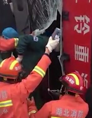 湖北黄冈一大货车因雨天路滑高速匝道侧翻