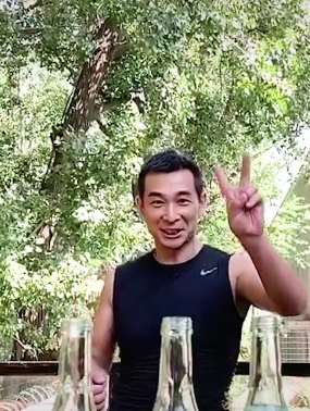 赵文卓挑战踢瓶盖，比甄子丹多了一个