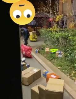 西安一圆通快递员暴力摔扔快递被拍下