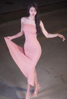 小姐姐「思思」夜晚街头跳bones蝎子舞,配文:类型重要吗?感觉才是王道!