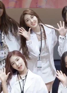 韩国清纯美女李瑜京跳舞视频，微微一笑就倾心！