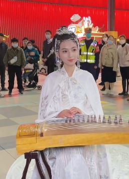 小姐姐「千艺」大唐不夜城表演古筝版《清音菩提》引围观