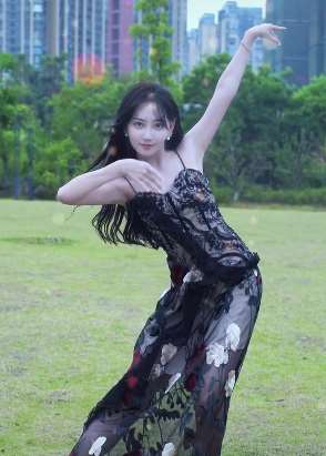 小姐姐的舞姿真优美 一看就是科班出身!