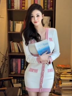 气质小姐姐「Yuuuuu」穿时尚性感美裙分享读书日常