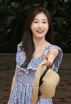 清纯小姐姐「大凡」分享秋日穿搭,网友:@月生:秋意有你,特别清爽!
