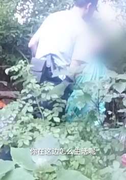 江苏一男子因疫情失业坟山住2个月 每日吃野果生存