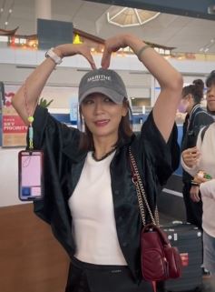 演员贾静雯现身南京 一身休闲装充满活力