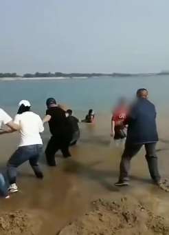 退伍军人下水勇救落水母子 岸上众人携手相救