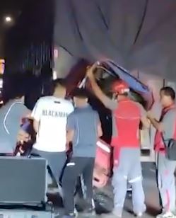 广州一三轮车追尾大货车 三轮司机被困后救出