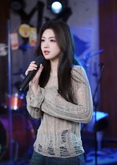 网红小姐姐「金钰晨」深情翻唱《不让我的眼泪陪我过夜》，歌声优美动听！