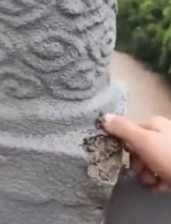 重庆一桥梁护栏一捏就掉一块 官方回应：尚未验收交工