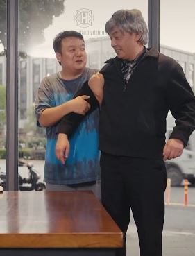 陈翔六点半:为了方便看美女,餐厅里猪小明与老丈人相互抢座!