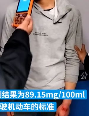 保定一男子酒驾被查 为躲避检测故意咬伤自己