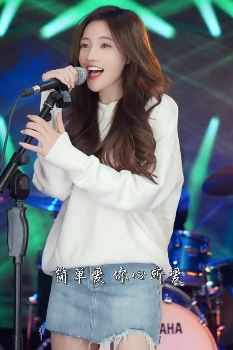 网红歌手「王小小」cover歌曲《再度重相逢》 网友：这个冬天因你不太冷！