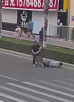 黑龙江鹤岗一男子骑车逆行撞倒一行人逃逸