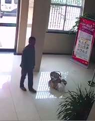 衢州一卖草莓老人收到百元假币,热心民警排队买下草莓!
