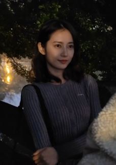 演员陈钰琪随性穿搭分享夜晚街头随拍