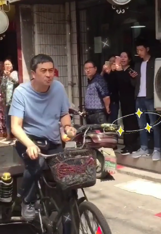 张嘉译西安北山门拍戏,这三轮车骑得还真溜!