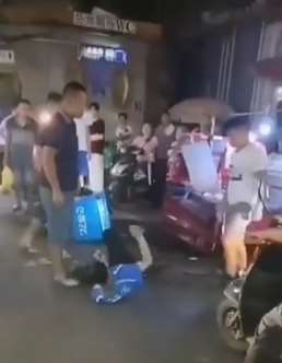 南宁一车主狠踹外卖小哥，疑因让行问题发生口角