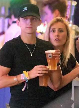 荷兰弟恋情曝光！女方原来是位女大学生