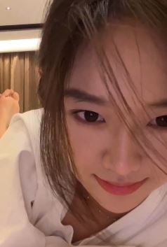 漂亮小姐姐「晃晃叫凡凡」床上玩自拍,网友:好清秀的姑娘