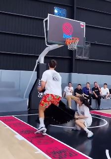 开心一刻：球可以让你进，但裤子你得留下！