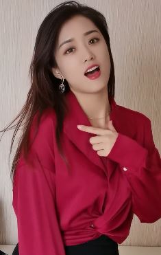 三妮阿姨穿红装喜庆出镜cover歌曲《时间你慢些走》 网友:山东最美女神!