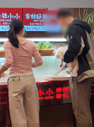 网友称一顾客在武汉某麻辣香锅店抱狗选食材