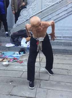 耄耋老人街头表演脖子顶钢筋,这么大年纪实在令人佩服!