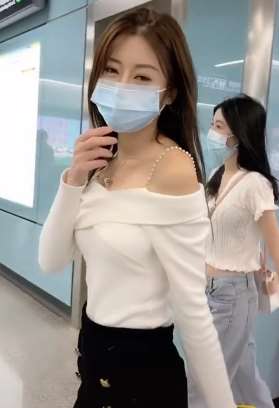 小姐姐突然摘下口罩 有没有被惊艳到呢