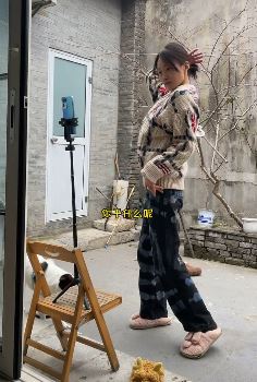 抖音网红「疯产姐妹」新更：邵雨轩自拍被搭档怀疑单飞