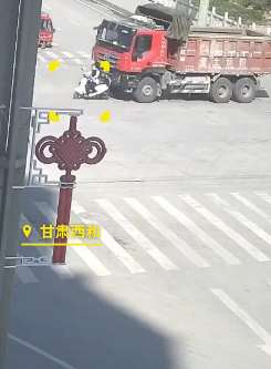 监拍电动车与大货车相撞被推行数十米