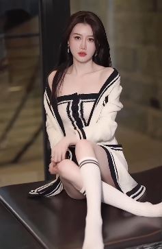 性感御姐「羽kk」肤白貌美腿又长 网友:看到你必点红心!