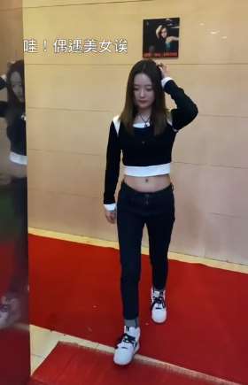 美女搞笑段子：小伙心中的女神在四下无人时原来是这样子的！