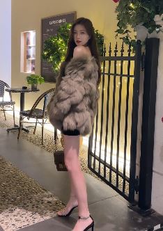 迷人小姐姐「pink梁」性感穿搭尽显名媛范儿,网友:幸亏我当不了领导