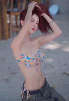 网红美女「张婧彤」火辣穿搭户外随拍  网友:模特身材