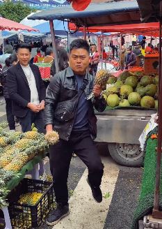 欣赏下抖音「西瓜哥」的菠萝帮帮舞，文案：男人不一定要帅，但一定要有灵魂！
