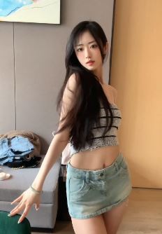 小姐姐「鹿鹿很矮」分享牛仔短裙纯欲穿搭 配文:夏天的味道