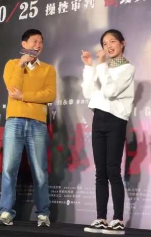 张家辉看女儿跳舞，一脸的慈爱!