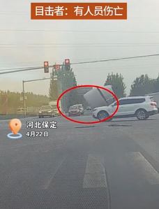 水泥管从半挂滚落压扁小轿车 目击者称驾驶员已身亡