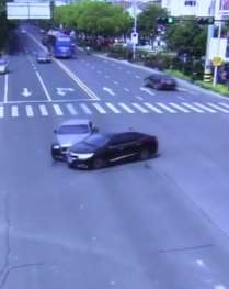 女司机闯红灯撞上劳斯莱斯  这下赔大了！