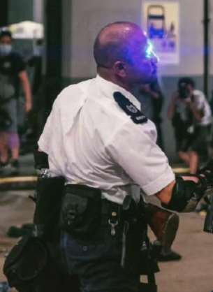 乱港暴徒用激光枪照射警员眼睛