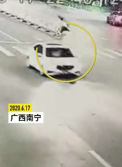 广西一女孩斑马线被轿车撞飞送ICU抢救 经检测肇事司机醉酒驾驶