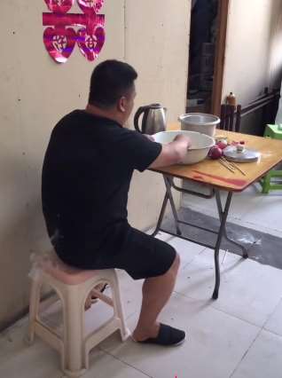 火山龙哥搞笑视频：还好只是炸的只是屁股